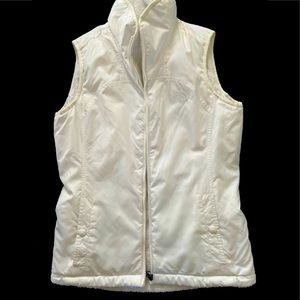 Beautiful North Face vest size SP in new condition.